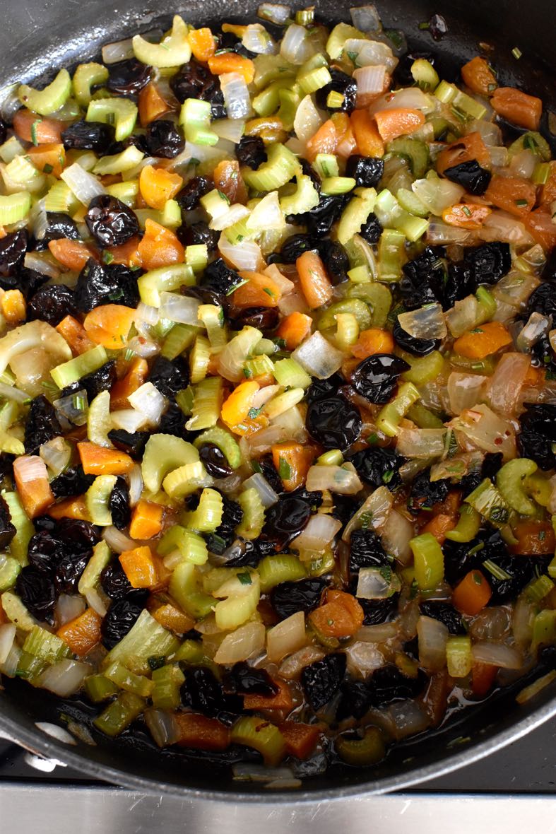 DSC_0058 Fruit and pinenut stuffing, Mama ía blog