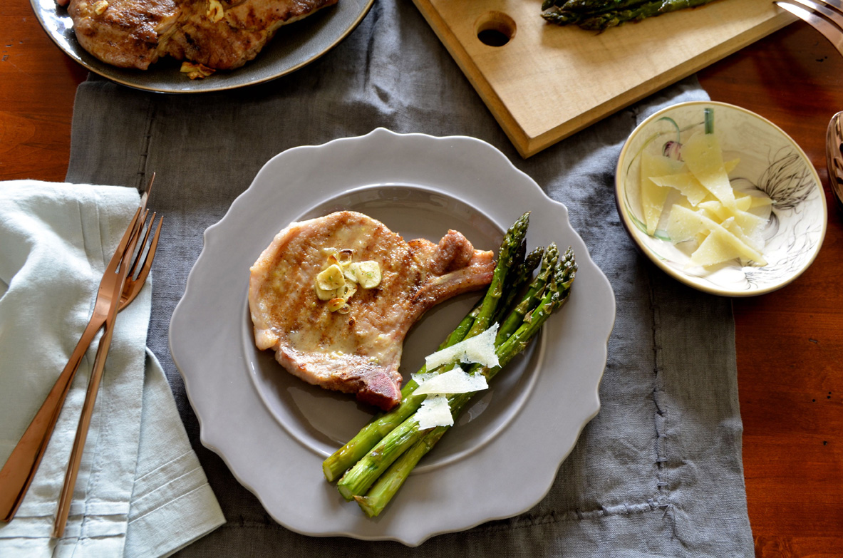 Spicy pork chops and asparagus with manchego