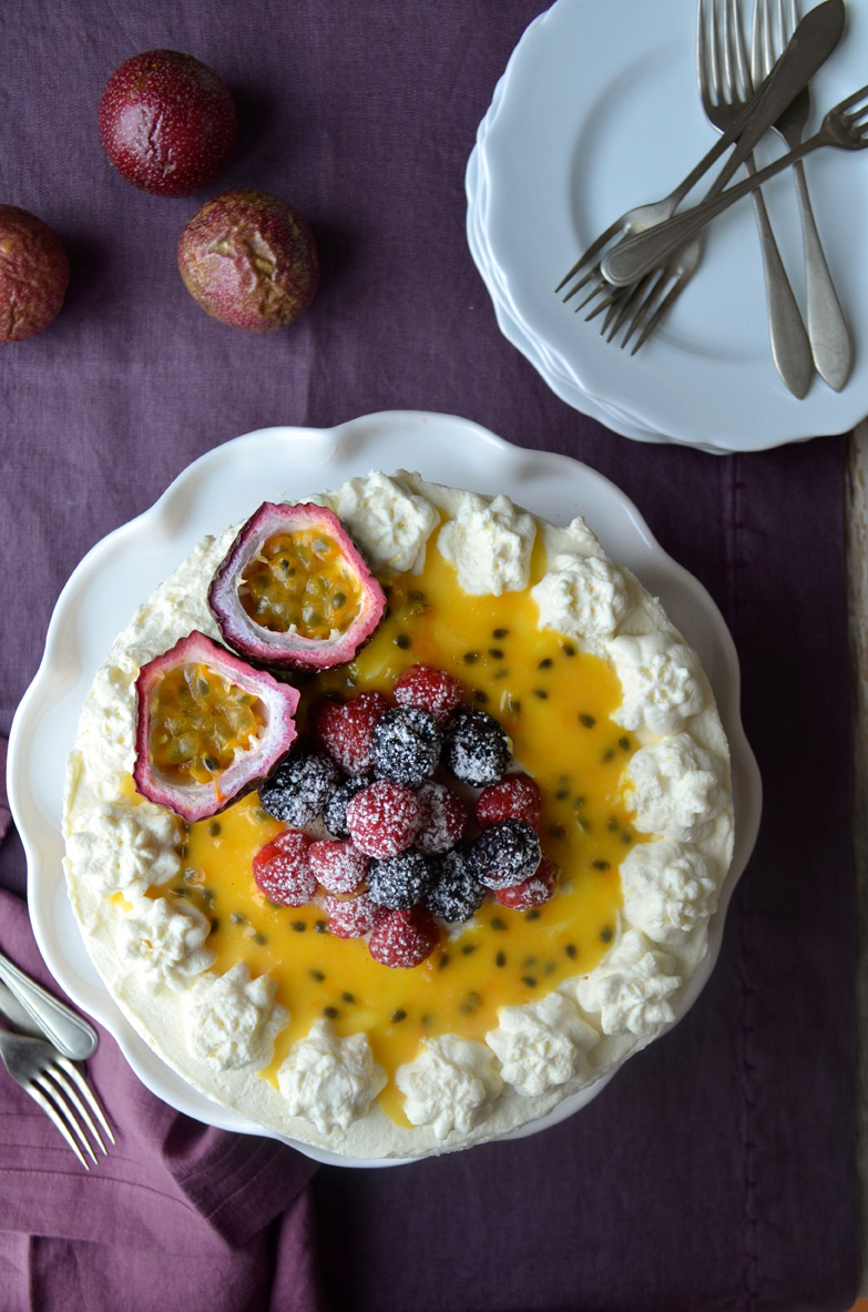 Passionfruit and berry cake with mascarpone icing, Mama ía