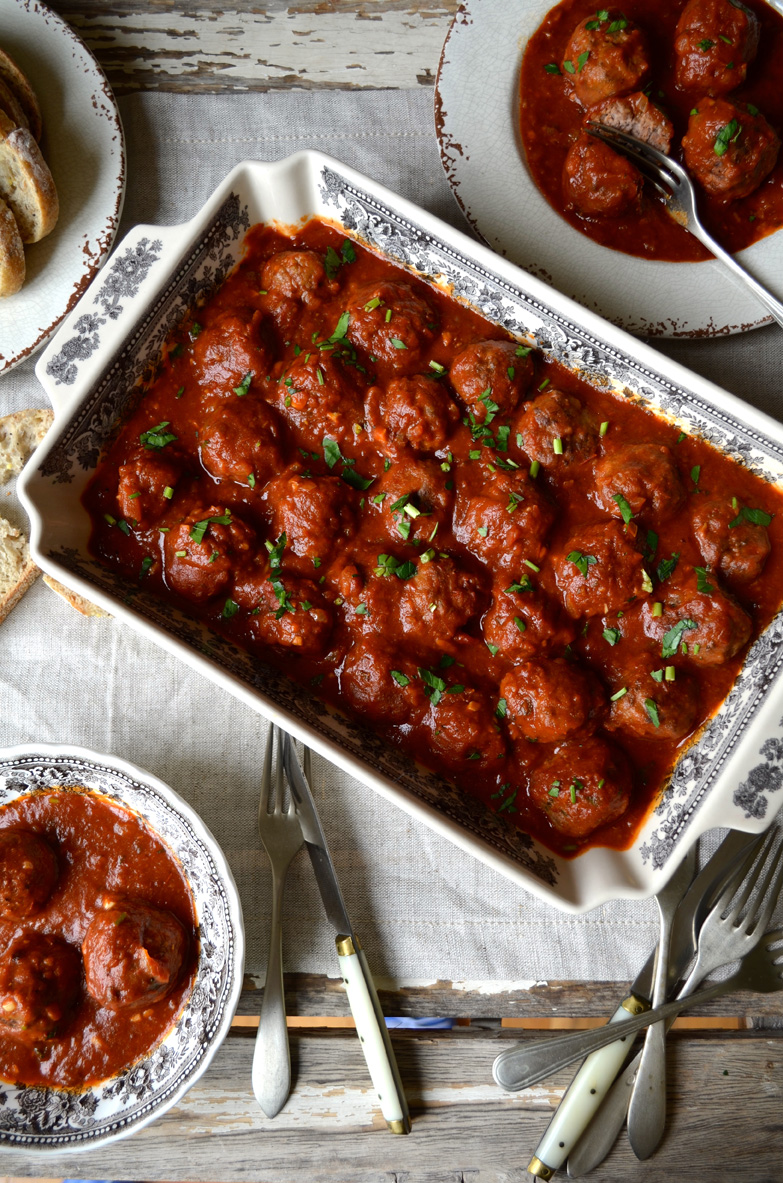 Meatballs in wine sauce, albóndigas en salsa, Mama Ía blog