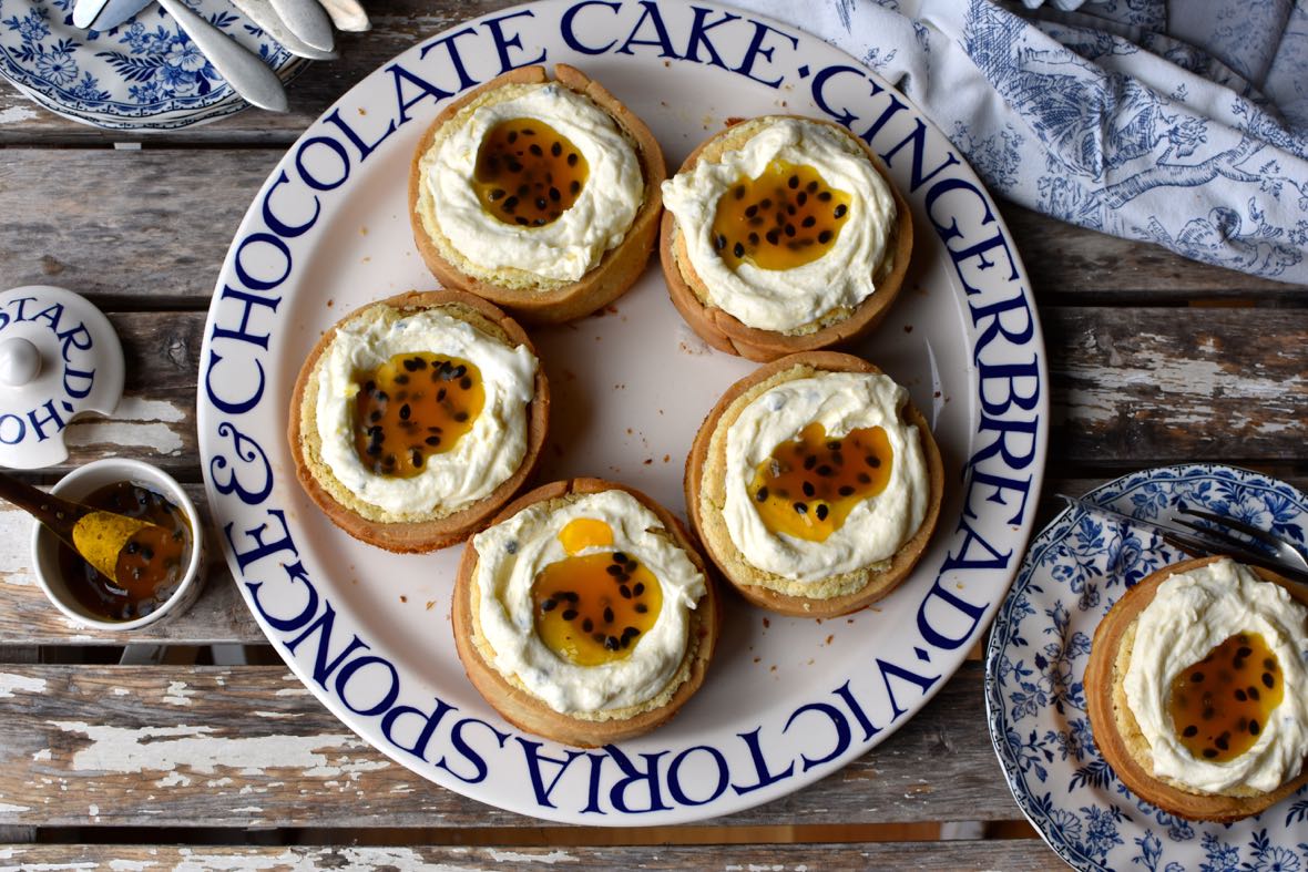 Lemon coconut mini tarts with passion fruit frosting, Mama Ía blog