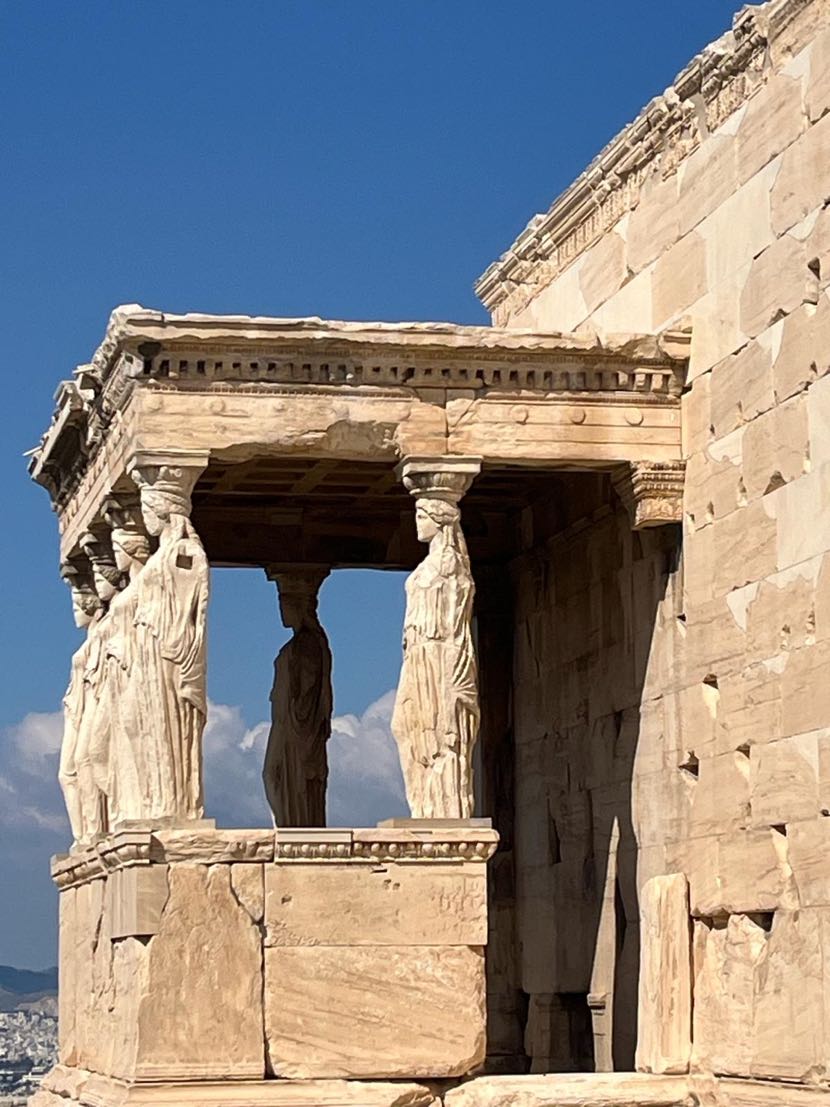 Acropolis, Mama Ía blog