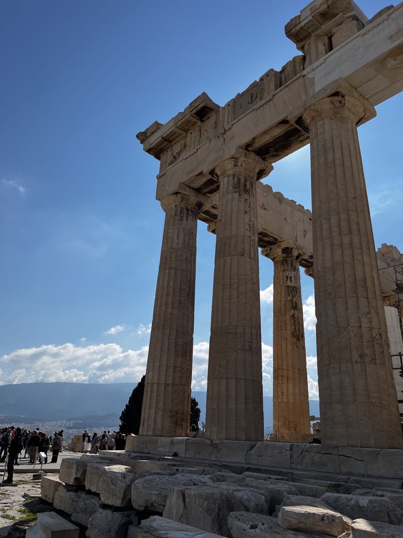 Acropolis, Mama Ía blog